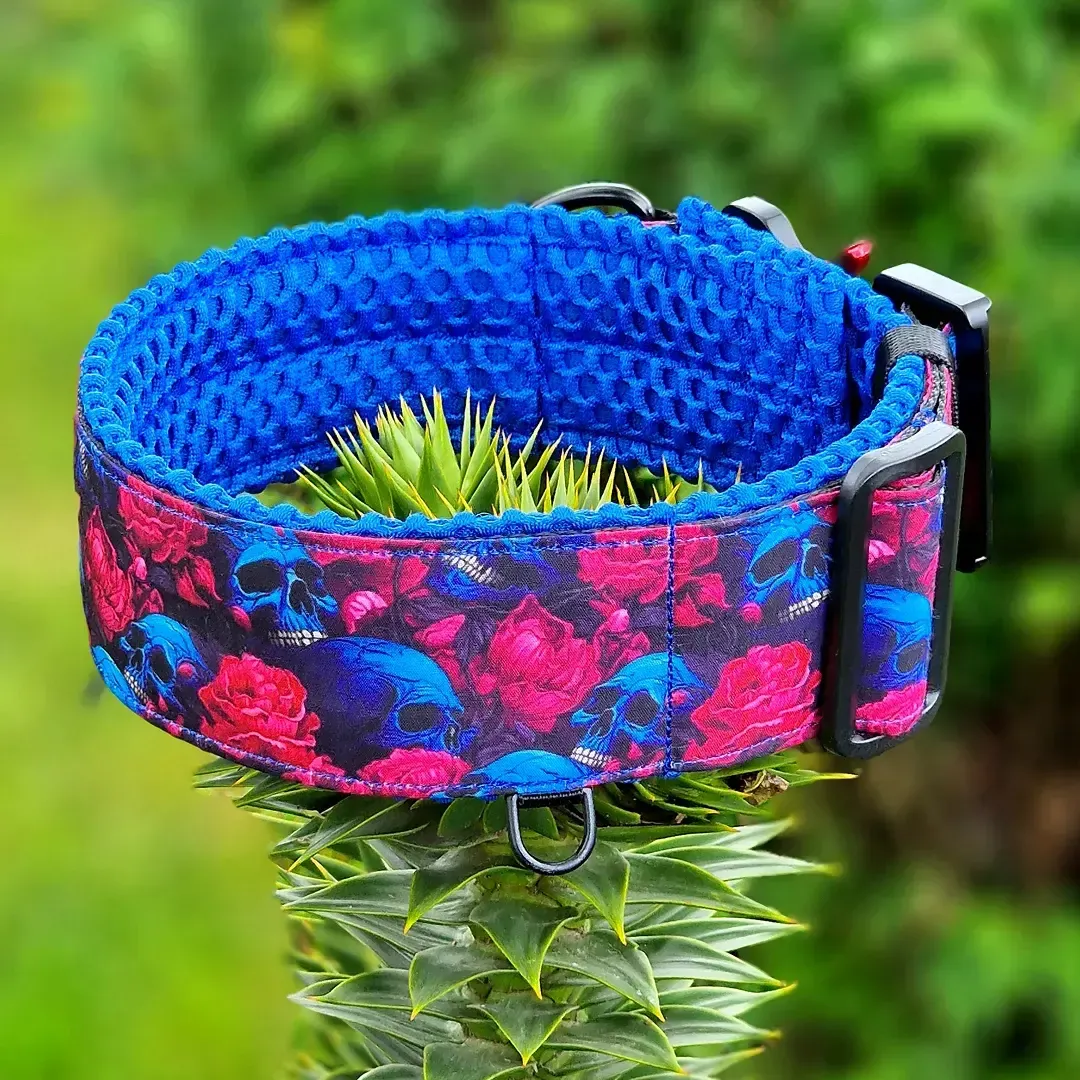 collare con teschi e rose main